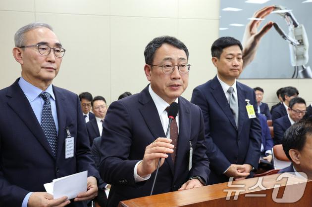 김영섭 KT 대표(왼쪽부터), 유영상 SK텔레콤 대표, 홍범식 LG유플러스 대표가 21일 서울 여의도 국회 과학기술정보방송통신위원회에서 열린 정보통신산업진흥원 등에 대한 국정감사에서 의원 질의에 답변하고 있다. 2025.10.21/뉴스1 ⓒ News1 신웅수 기자