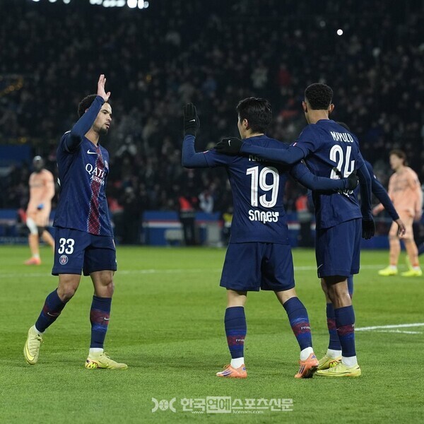 득점 이후 팀 동료들과 기뻐하고 있는 이강인의 모습/출처-PSG 공식 X(구 트위터)