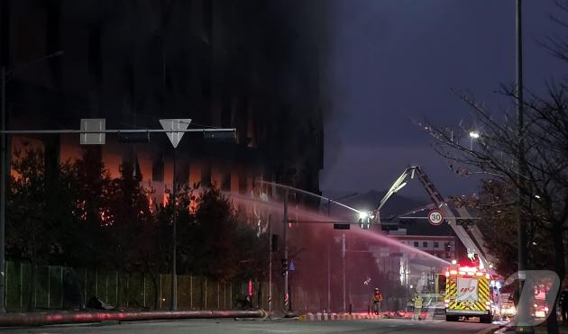 15일 천안 이랜드 물류센터에서 발생한 화재가 9시간여 만에 초진됐지만 건물 내부에는 여전히 불길이 잡히지 않고 있다. 소방당국은 야간 진화 작업을 이어갈 예정이다. 2025.11.15/뉴스1 ⓒ News1 이시우 기자