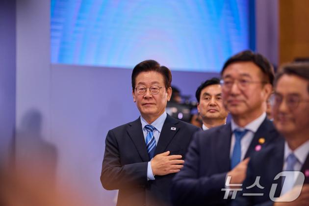 이재명 대통령이 14일 경기 파주시 라이브러리스테이 지지향에서 열린 '경기 북부의 마음을 듣다' 타운홀 미팅에서 국민의례를 하고 있다. (대통령실 제공. 재판매 및 DB 금지) 2025.11.14/뉴스1 ⓒ News1 허경 기자