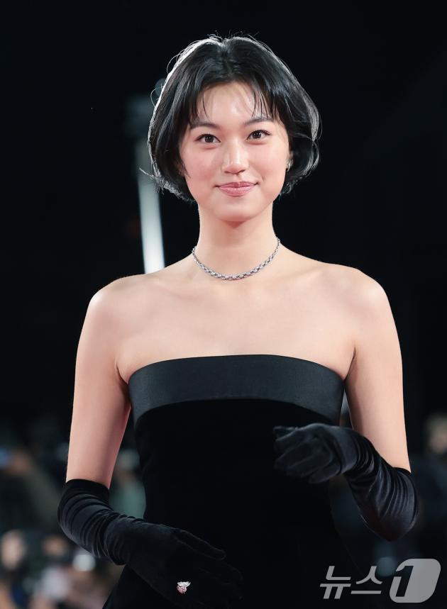배우 김도연이 19일 오후 서울 영등포구 KBS홀에서 열린 제46회 청룡영화상 시상식에 참석해 레드카펫을 밟고 있다. 2025.11.19/뉴스1 ⓒ News1 권현진 기자