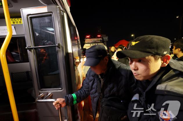 전남 신안 해상에서 좌초된 여객선 퀸제누비아2호 탑승객들 19일 밤 전남 목포해양경찰서 전용 부두로 도착해 구급차에 타고 있다. 전날 오후 8시 16분쯤 전남 신안군 장산면 족도에 267명(승객 246명, 승무원 21명)이 탑승한 여객선이 좌초돼 해경이 전원 구조했다. 2025.11.20/뉴스1 ⓒ News1 박지현 기자