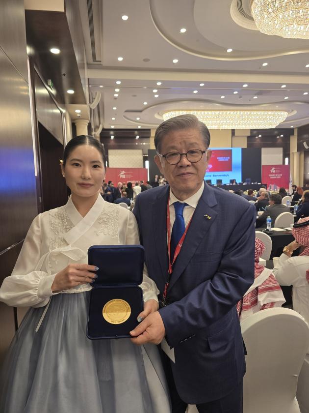 최신원 아시아펜싱연맹 부회장(오른쪽) 여자 에페 간판 송세라. (대한펜싱협회 제공)