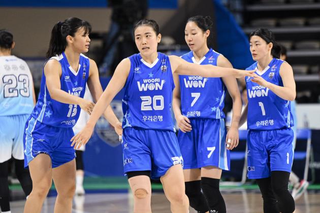 여자농구 우리은행이 이명관(가운데)의 활약에 힘입어 시즌 첫승을 신고했다.(WKBL 제공)